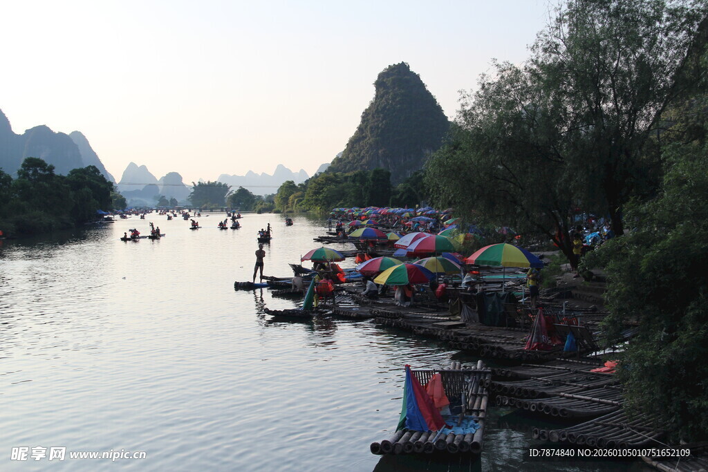 漓江河畔多彩船只与美景
