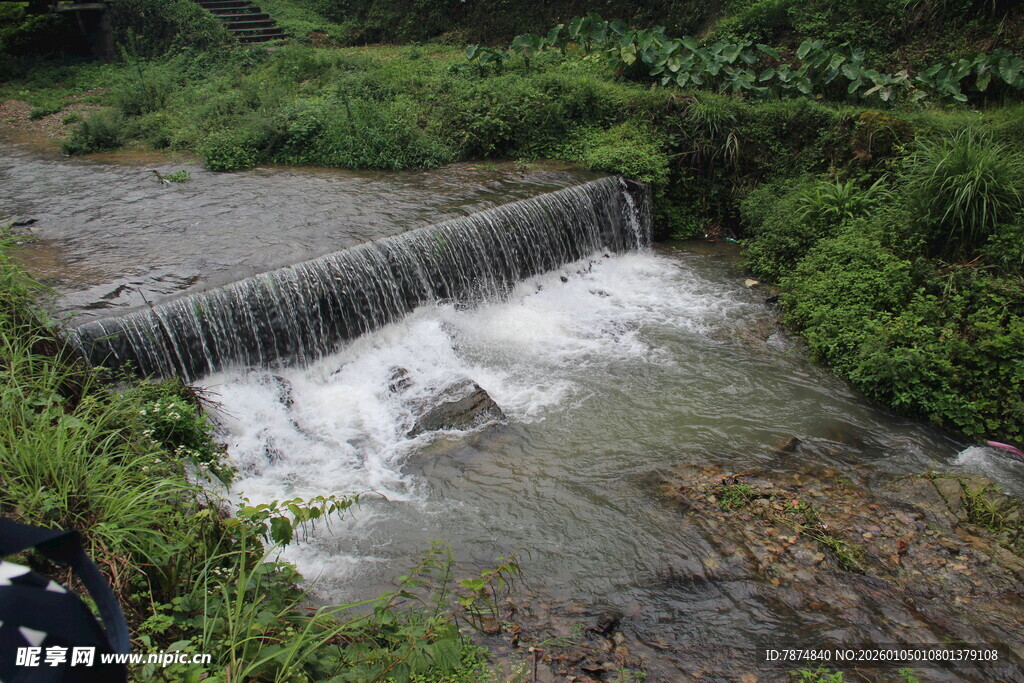 山间小瀑布流水潺潺