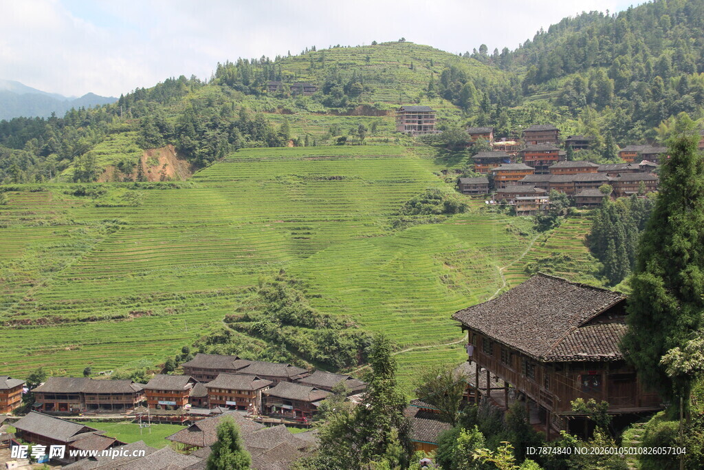 青山环抱中的古朴村落