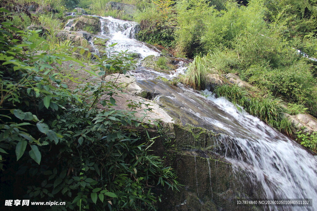 山间瀑布 绿意环绕的美景