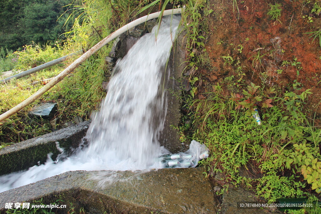 山间溪流潺潺而下
