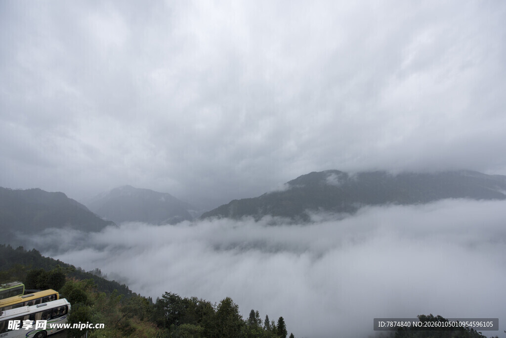 山间云雾缭绕美景