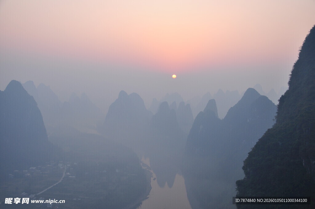 日出下的壮丽喀斯特山水
