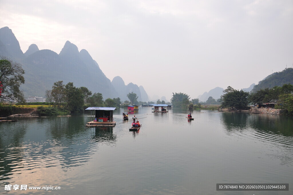 漓江山水间的悠然泛舟景
