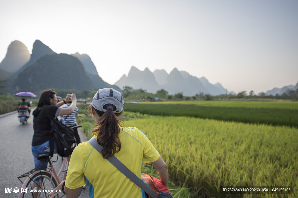 骑行于稻田与山峦间