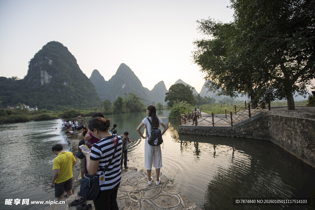漓江畔游人漫步赏美景