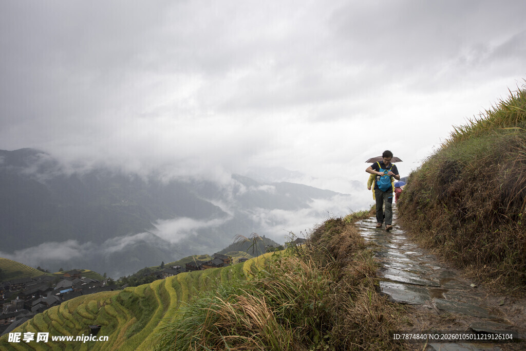 雨中徒步者穿行山间小径
