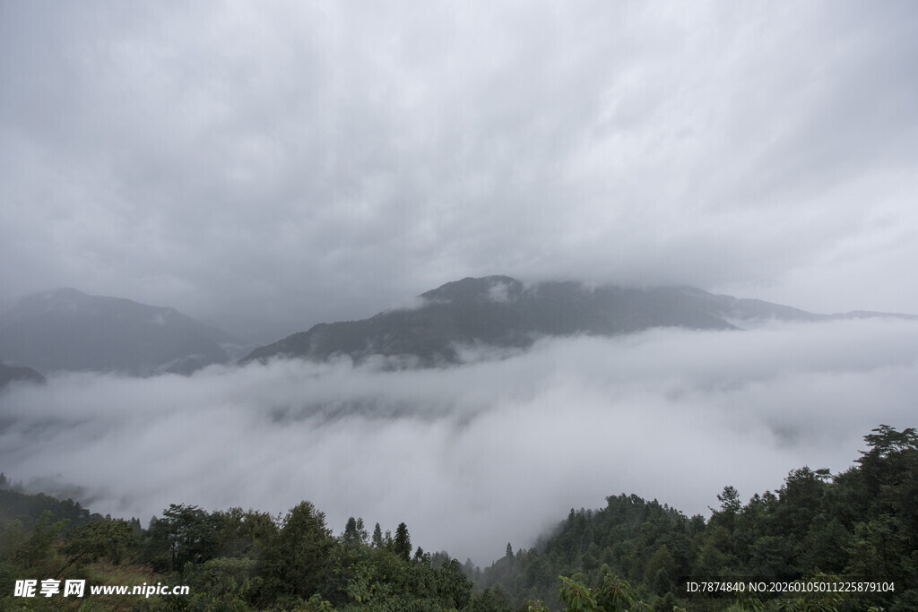 山间云雾缭绕的壮美景色