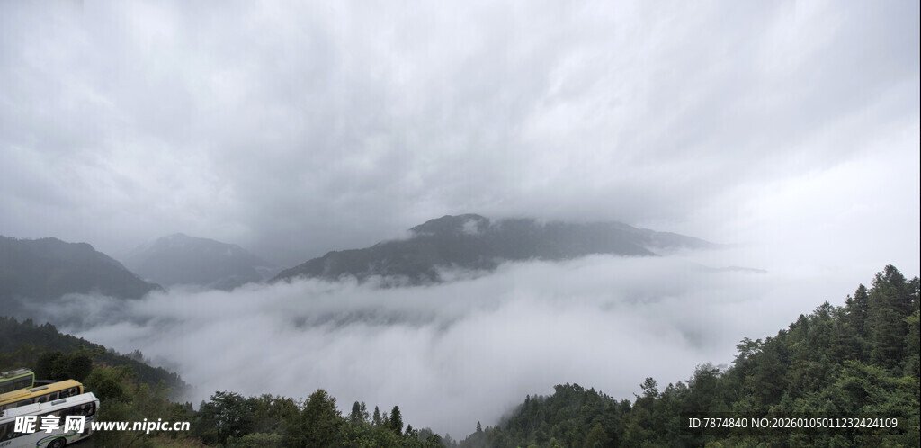 云雾缭绕的山间美景