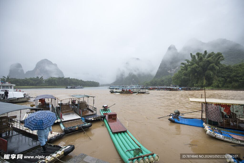 漓江江畔停泊的多彩船只