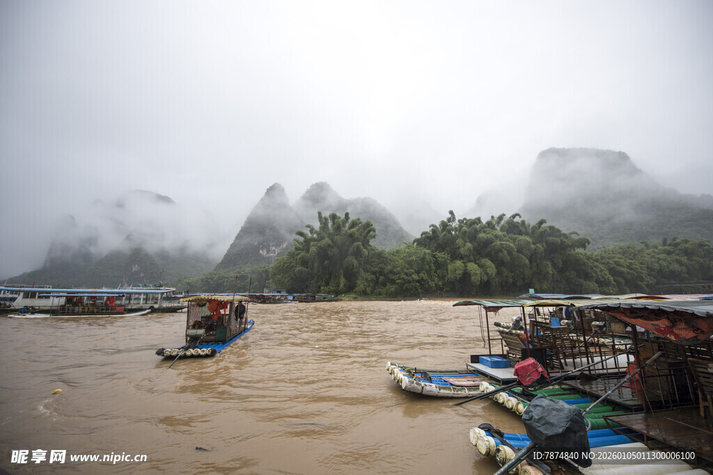 暴雨后浑浊河面上的船只