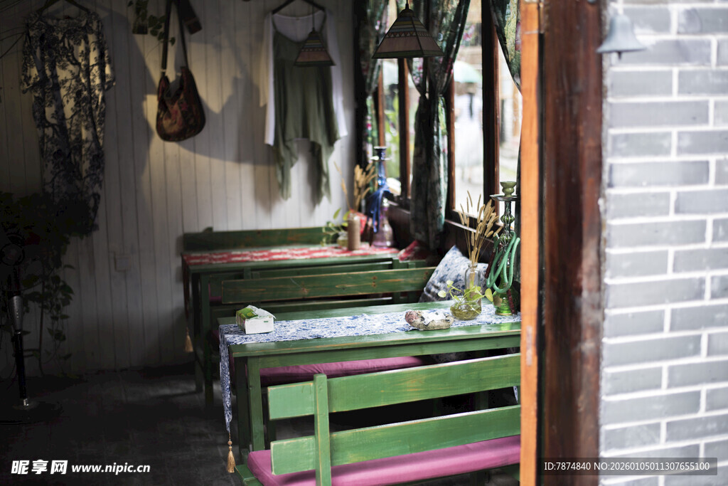 复古风餐厅内的桌椅布置