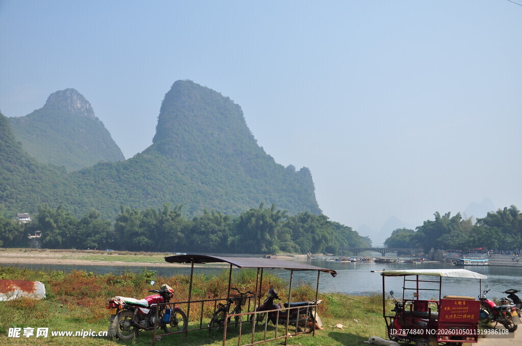 漓江畔的休闲骑行风景