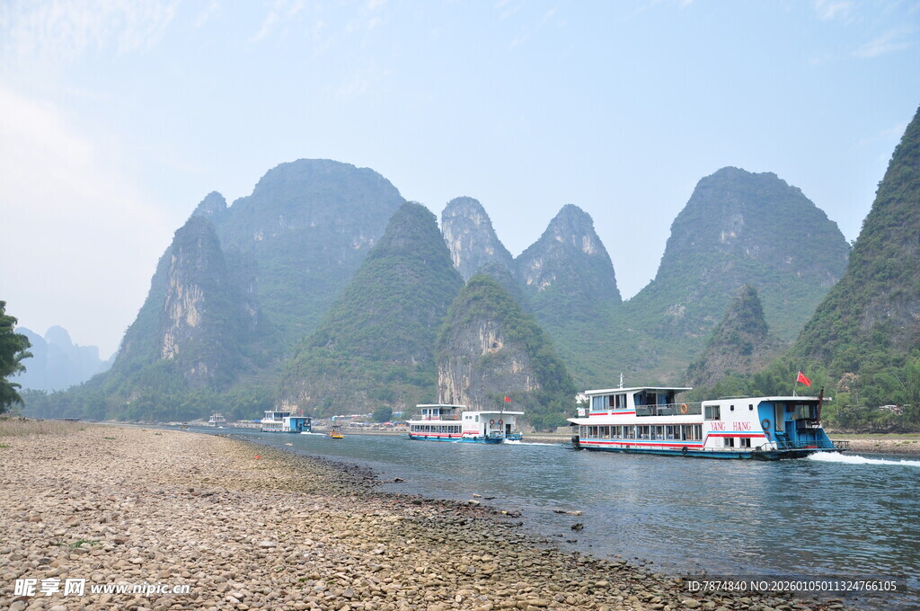 漓江山水间的游船美景