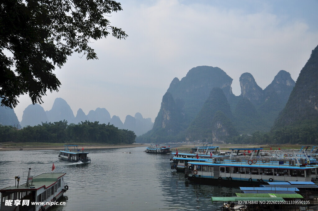 漓江山水间的游船景致