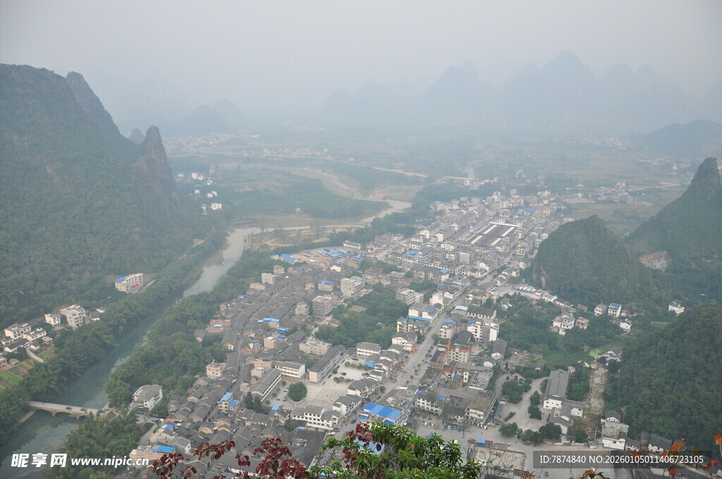 俯瞰山间小镇美景