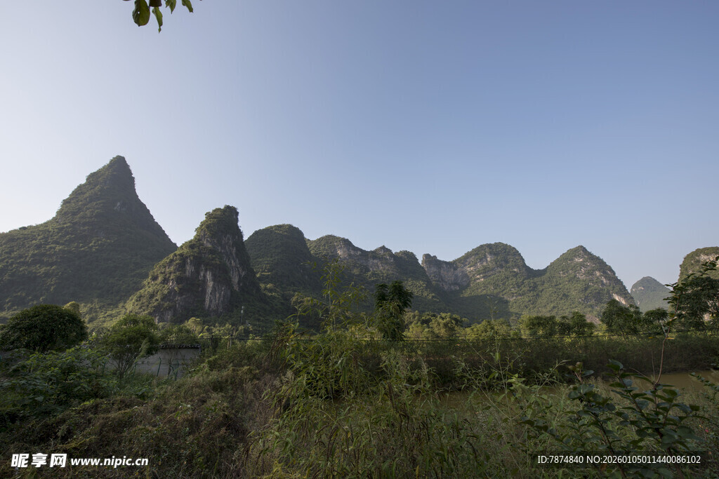 秀丽山峦与葱郁植被景观