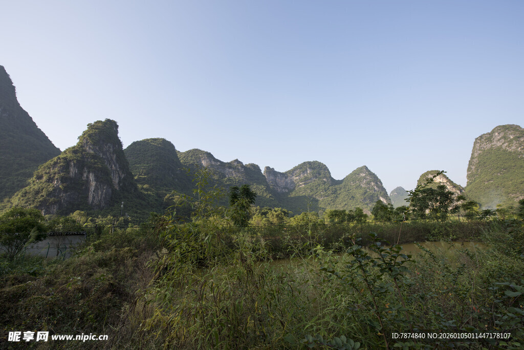 秀丽山间绿意盎然的景致