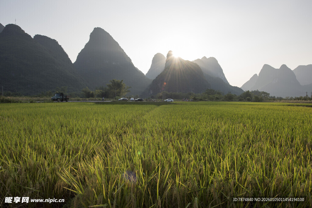 田园风光中的壮丽山峦