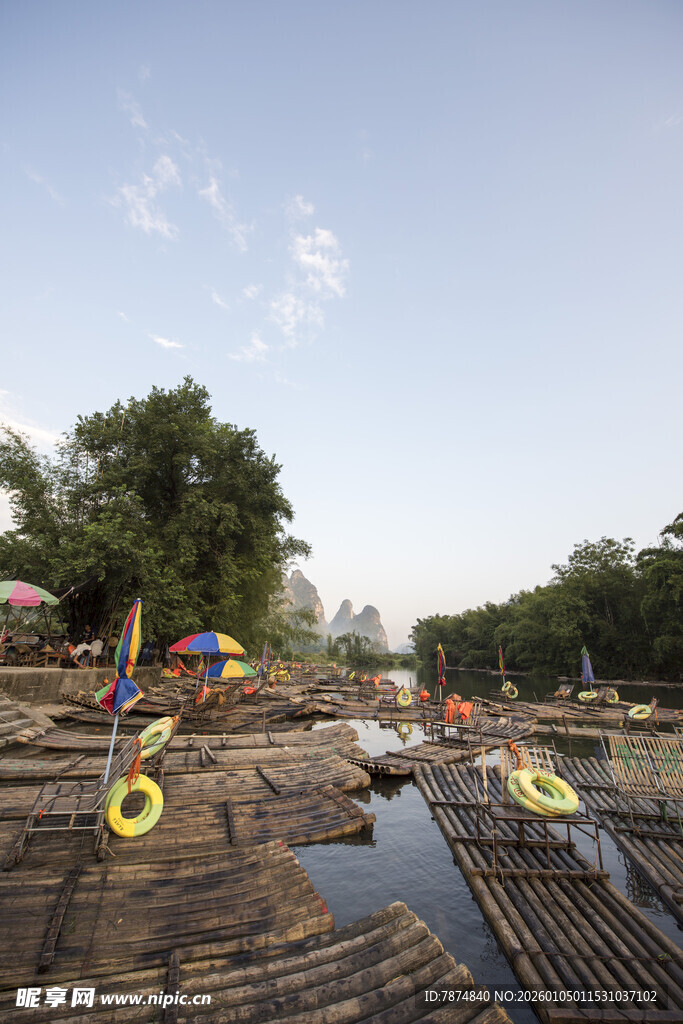 户外水上休闲木筏场景