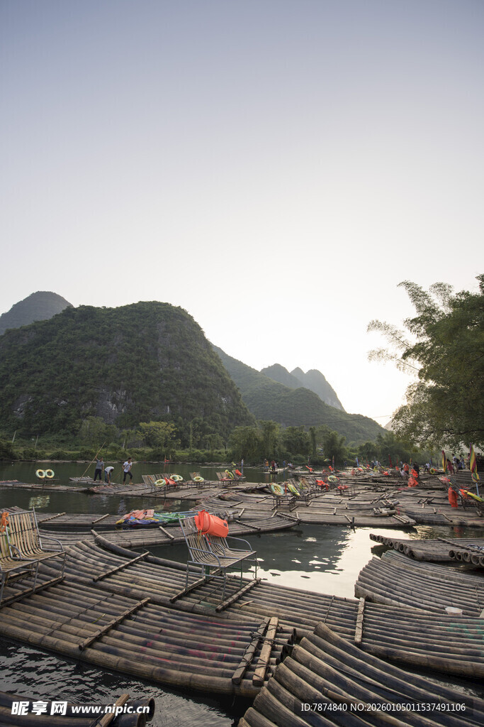 漓江畔的竹筏停泊景象