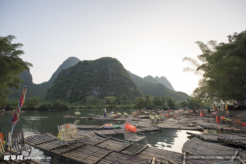 漓江畔的水上停泊景致