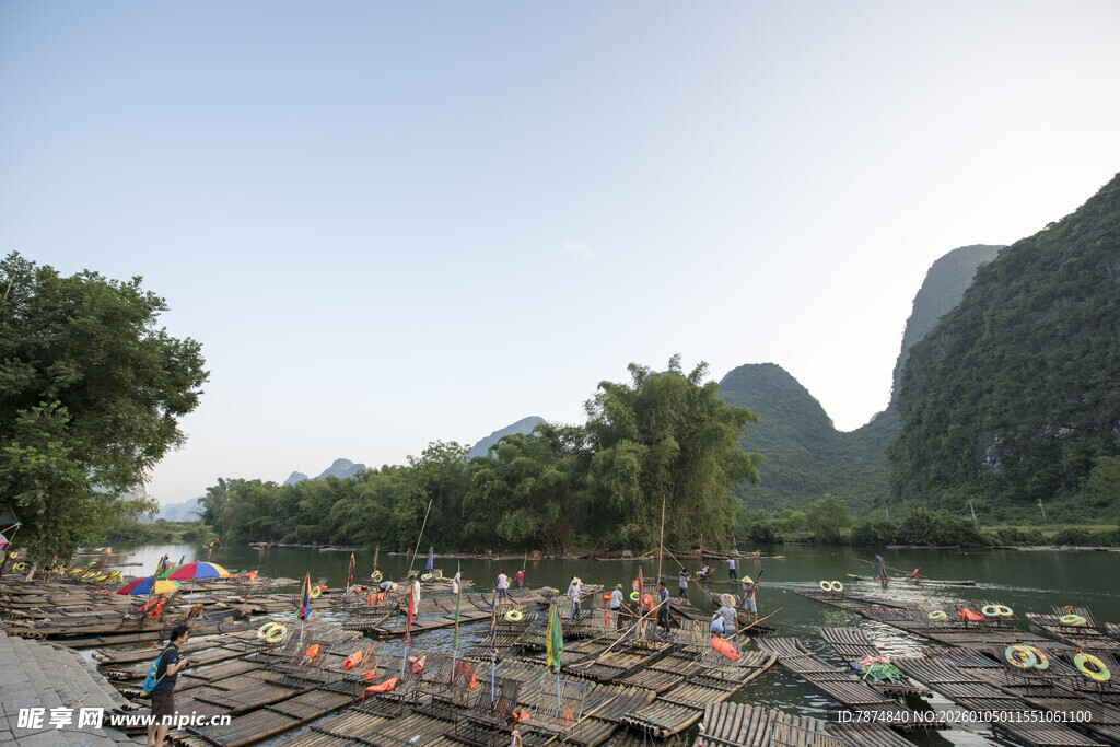 漓江畔的竹筏与山水风光