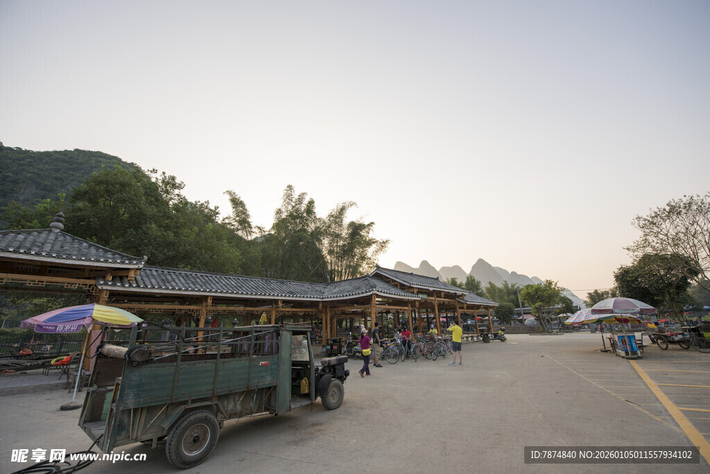 乡村路边的特色车辆与摊贩
