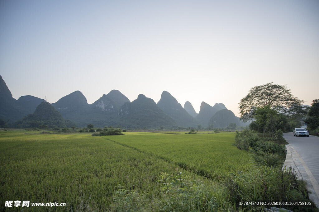 田园青山间的静谧风光