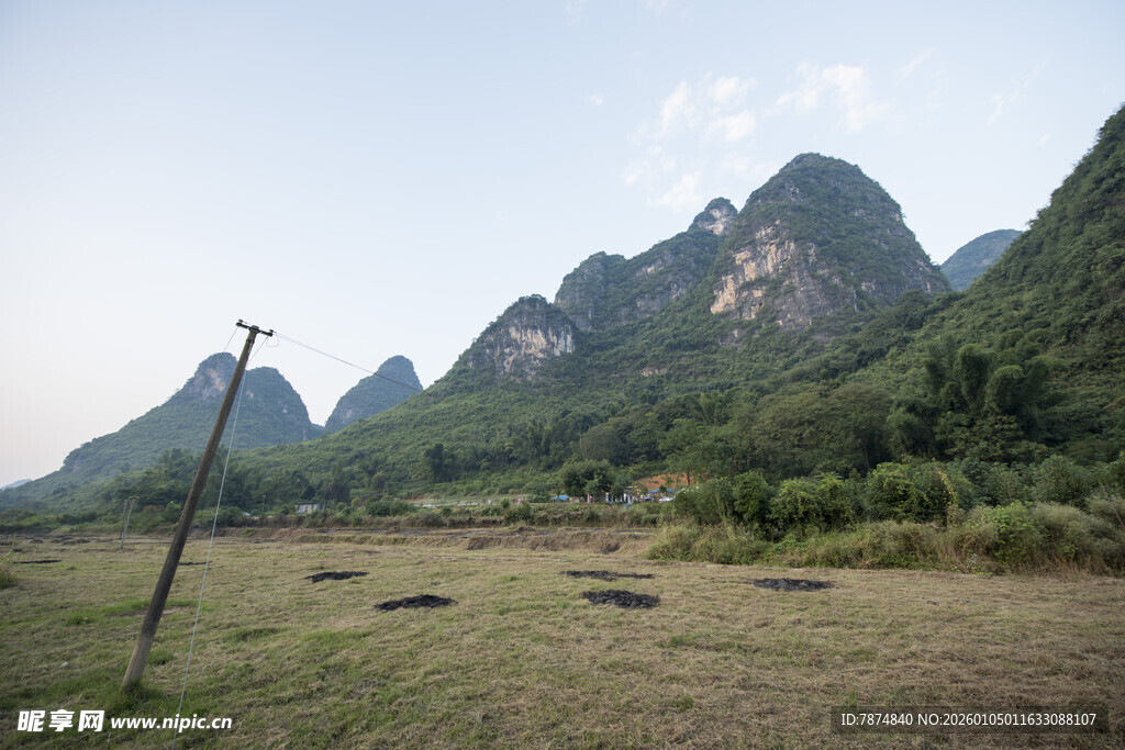 山间绿野 秀丽峰景