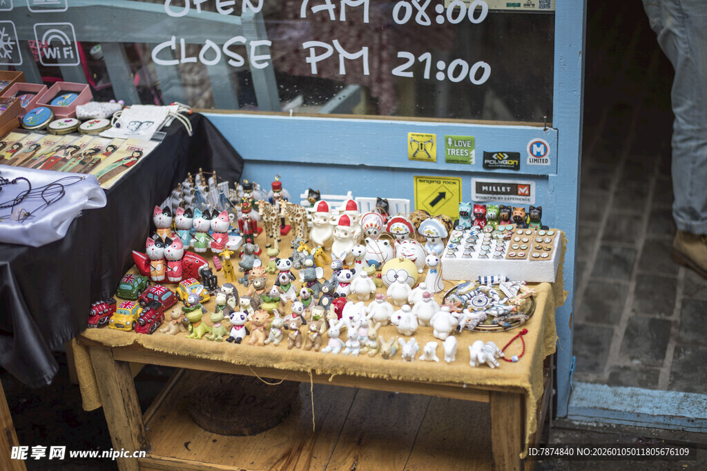 摆满小饰品的街头摊位
