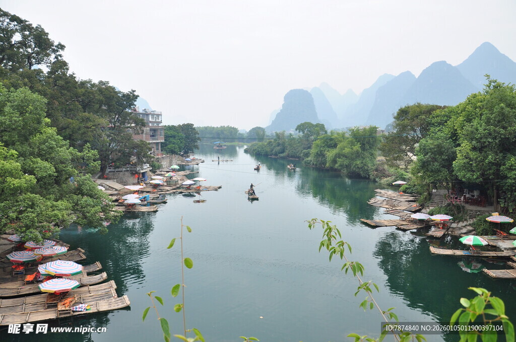 漓江秀丽风光 江畔停泊船只