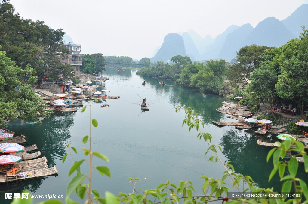 漓江山水间的竹筏美景