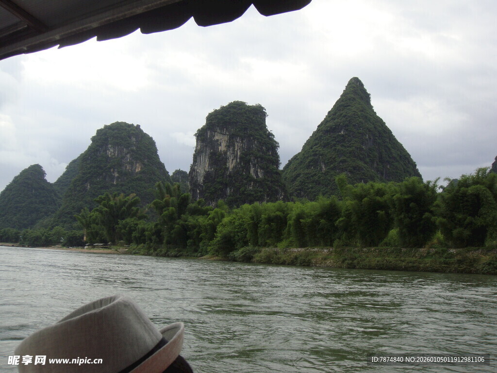 漓江山水间的乘船之旅