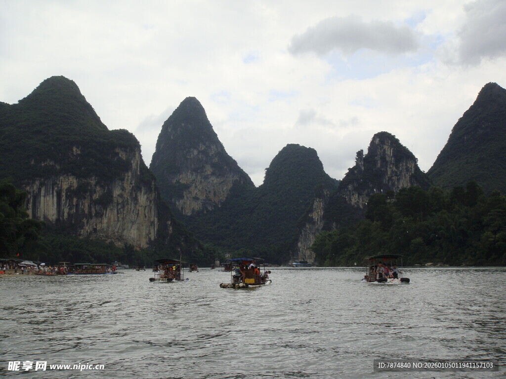 漓江山水间的游船美景
