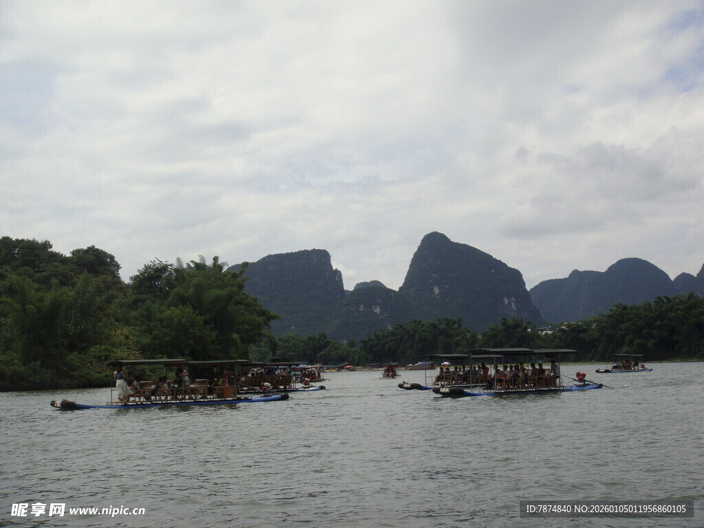 漓江山水间的竹筏漂流