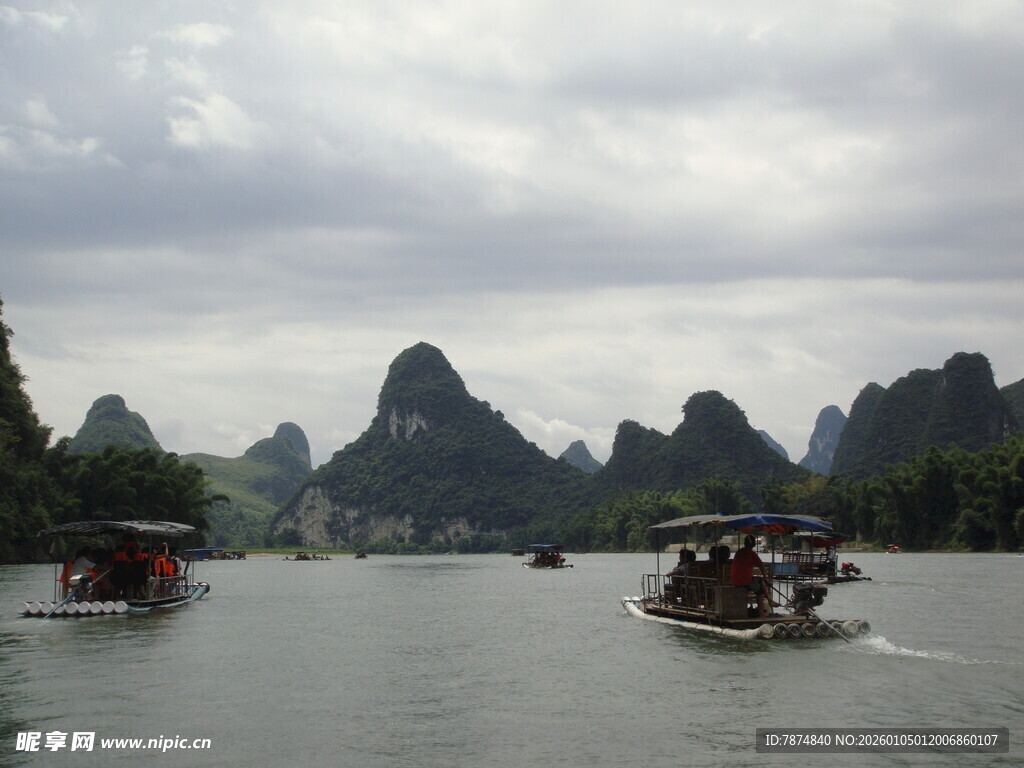 漓江游船景色如画
