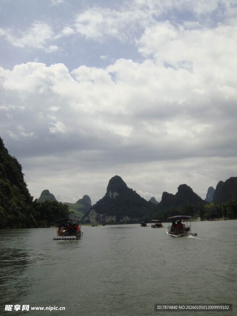 漓江山水间的悠然竹筏