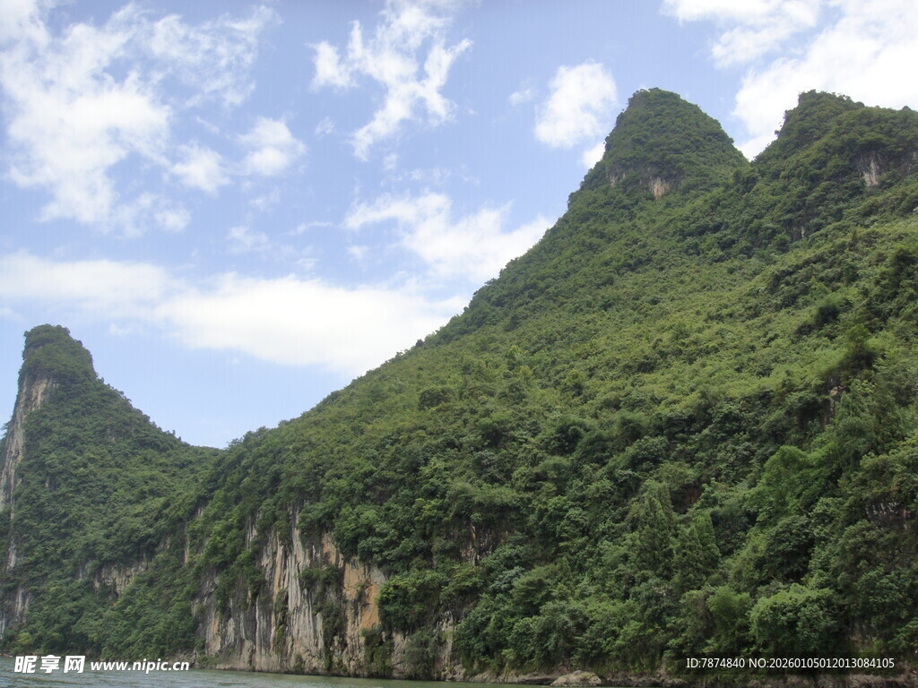 青山绿水间的秀丽山景