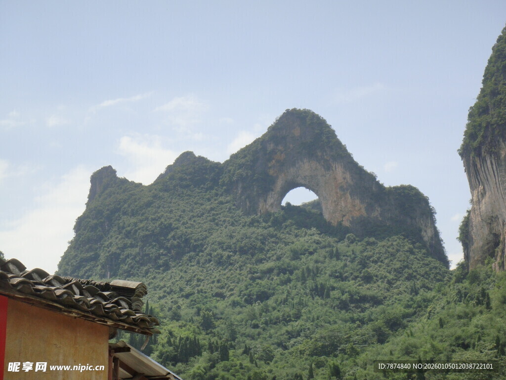 山间奇景之天然石拱