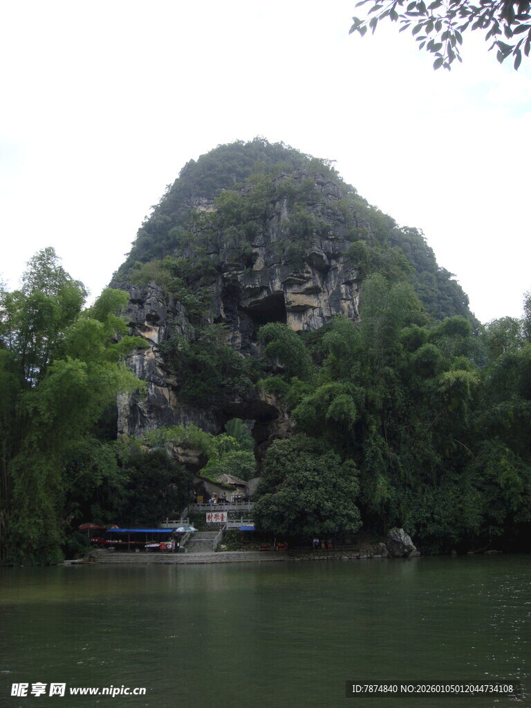 山水相依的秀丽自然景观