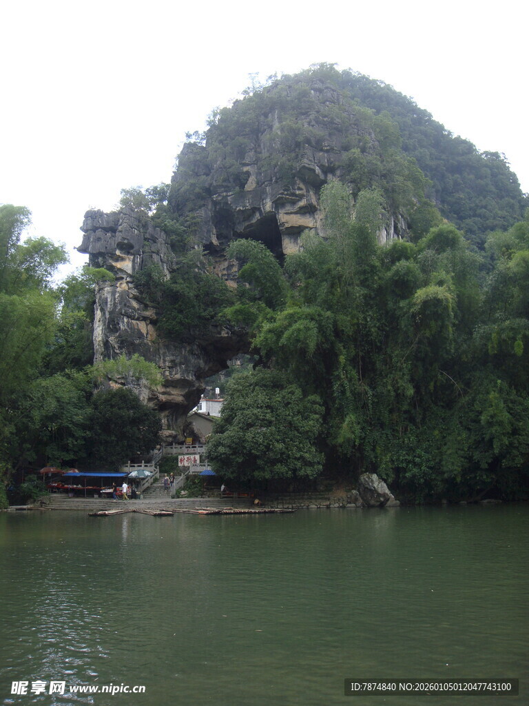 山水相依的静谧自然景观