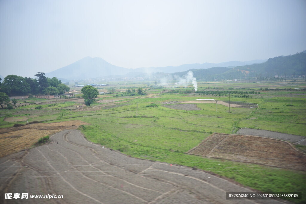 田园风光中的开阔田野