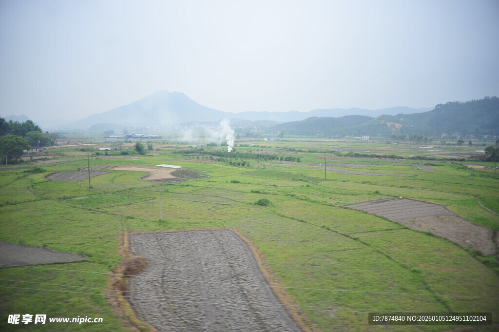 广袤田野与远处风车景观
