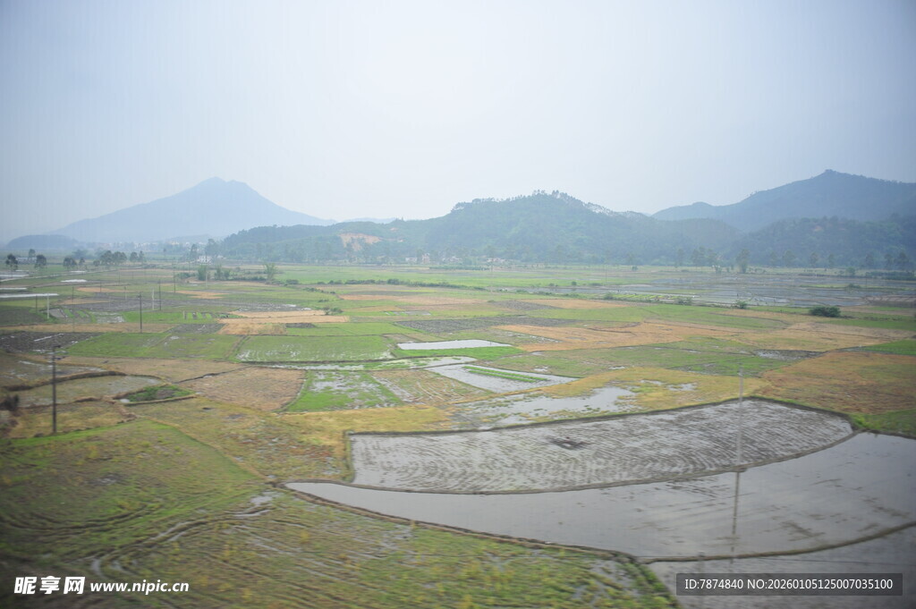 广袤田野与远山景观