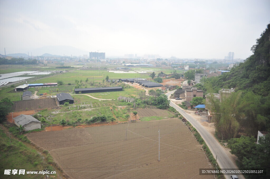 俯瞰乡村田野风光