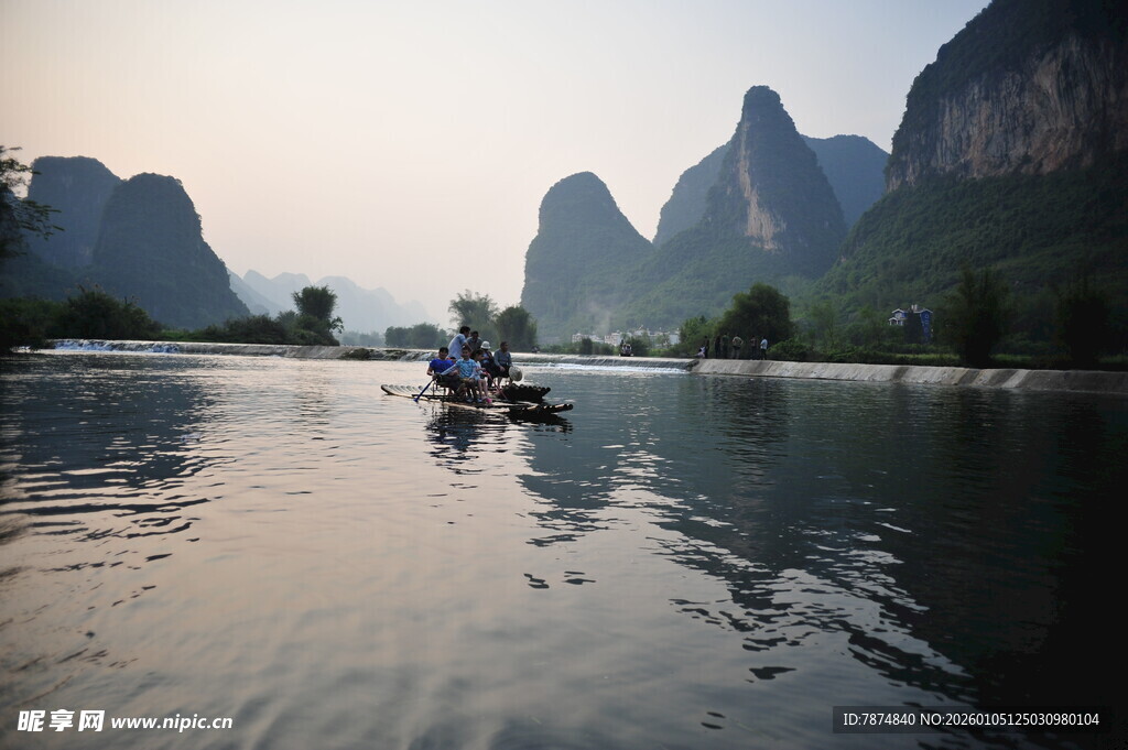 漓江山水间的竹筏漂流