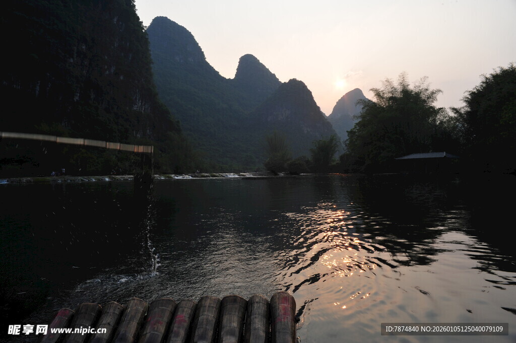漓江山水间的宁静风光