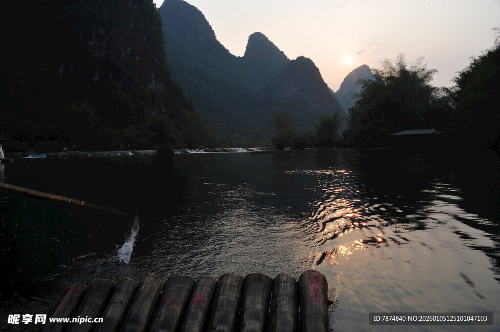漓江山水间的静谧时刻