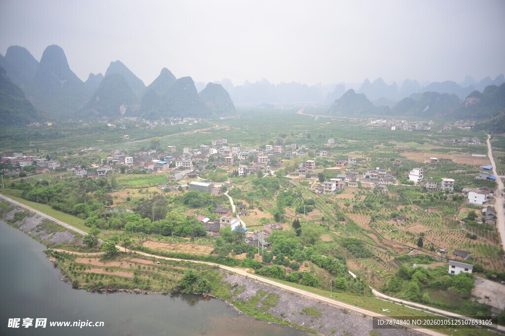 山水环绕的宁静村落